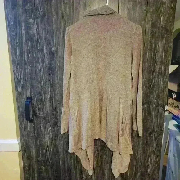 Dalia Womans Medium Blouse - Throw  - Cover - Picture 4 of 6